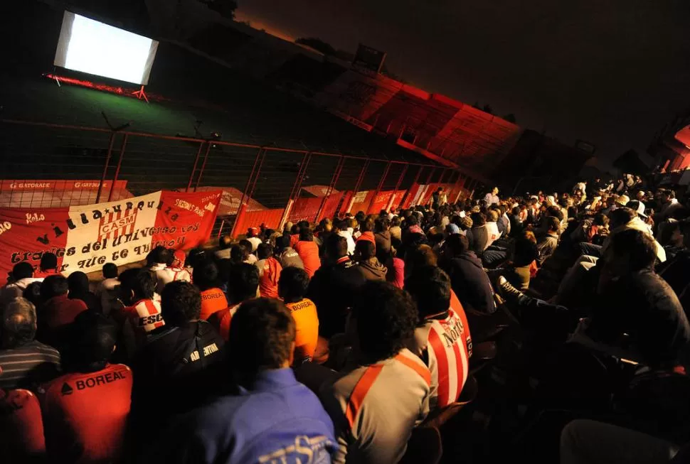 LO SIGUIERON POR TV. Los hinchas colmaron las plateas baja central y alta. 