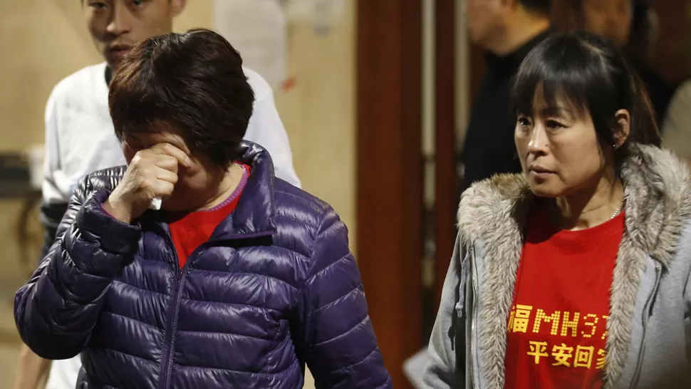 DESESPERACIÓN. Familiares de los pasajeros buscan respuestas entre lágrimas. REUTERS.