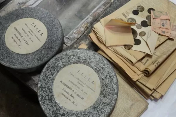 Hallan un tesoro histórico debajo del monumento a Colón