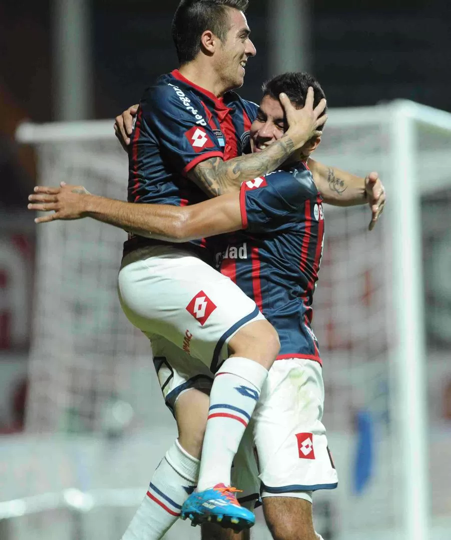 FESTEJO. Julio Buffarini celebra la apertura del marcador junto a Ignacio Piatti. 