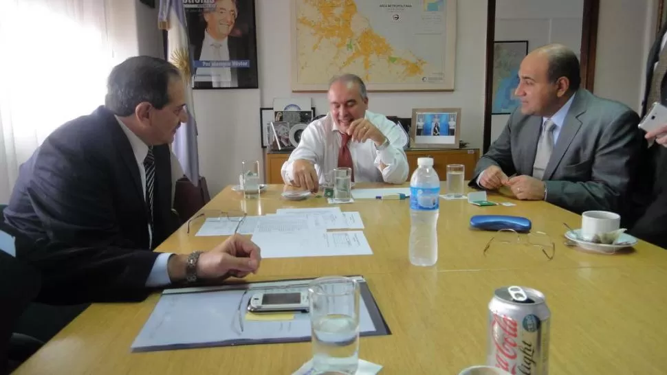 EN BUENOS AIRES. Alperovich (izquierda) se reunió con López y Manzur. prensa y difusión