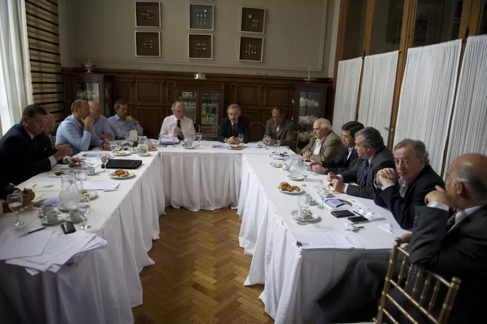 PRECIO Y PRODUCCIÓN. Referentes industriales del país y el Directorio del Ipaat se reunieron para analizar las perspectivas de la zafra de este año. la gaceta / foto de jorge olmos sgrosso