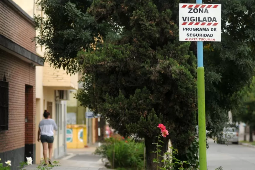 ZONA VIGILADA. A pesar del cartel, los vecinos dicen que los robos siguen. la gaceta / foto de inés quinteros orio