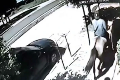 Un joven montado a caballo asaltó a dos personas y les pegó con un rebenque