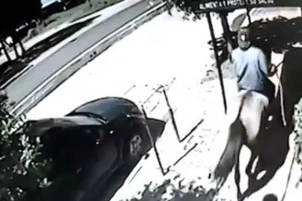 Un joven montado a caballo asaltó a dos personas y les pegó con un rebenque