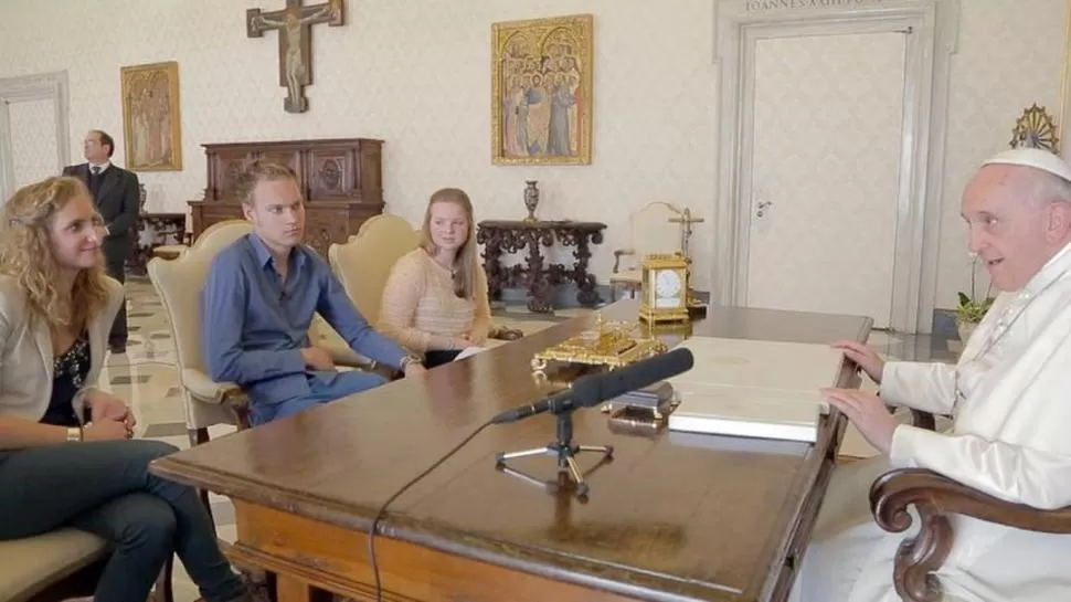 LA POBREZA. “Esta es una bandera del Evangelio, la pobreza sin ideología”, les dijo el Papa a sus interlocutores. foto de grupo Verse Vis