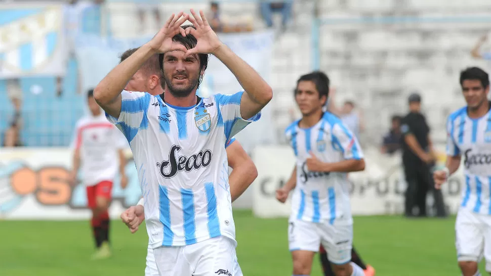 FESTEJO DOBLE. Romat marcó dos goles para el Decano. LA GACETA / FOTO HÉCTOR PERALTA