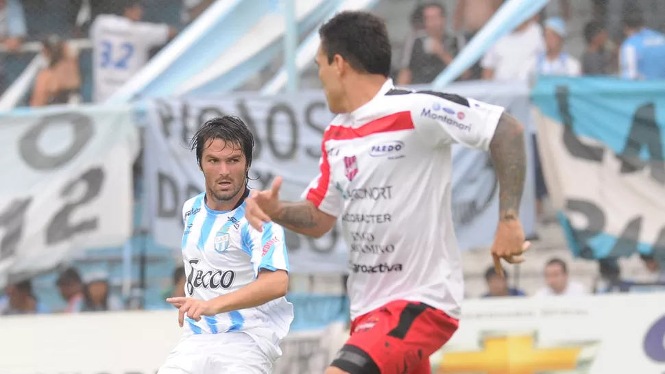 DE LUJO. Romat intenta dar una asistencia de taco, ante la atenta y desesperada corrida de un rival de Douglas Haig. LA GACETA / FOTO DE HÉCTOR PERALTA

