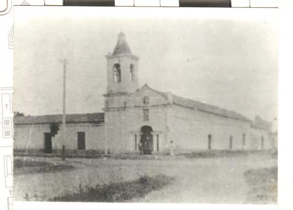 LA ANTIGUA CAPILLA. En 1901, presentaba este aspecto la capilla de las Hermanas Esclavas, en la esquina Lavalle y Alberdi  la gaceta / archivo