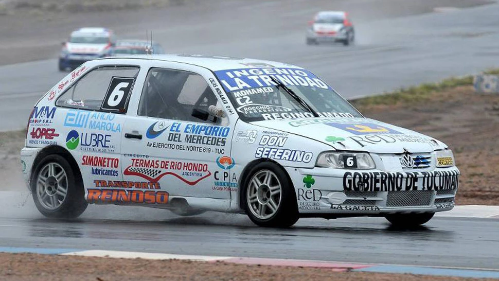 AGUANTO. La lluvia complicó el manejo de los pilotos, pero el tucumano no sólo logró llegar a la meta sino que completó una gran carrera. ARCHIVO