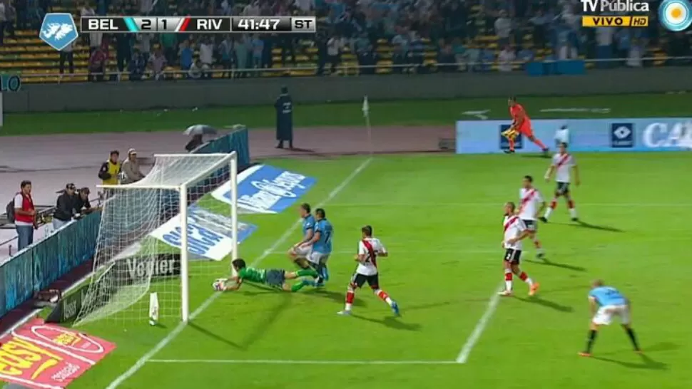 EL GOL DE LA POLEMICA. A cinco minutos del final el árbitro le otorgó el gol a Lucas Zelarrayán, con el que Belgrano le ganó 2 a 1 a River, privándolo de llegar a la punta del torneo Final. FOTO CAPTURA DE TV