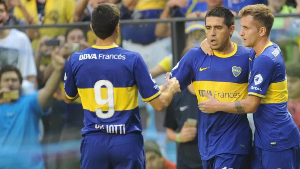 FESTEJO XENEIZE. Román Riquelme es saludado por sus compañeros tras anotar el primer gol de Boca,d e penal, en el partido que le ganaron a Godoy Cruz en La Bombonera. FOTO TOMADA DE INFOBAE.COM