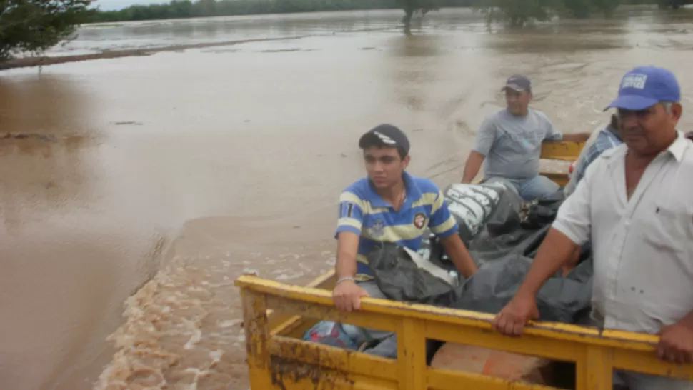 DRAMÁTICO. La fuerza del agua impide el traslado en las zonas inundadas. FOTO GENTILEZA CARLOS ORTIZ