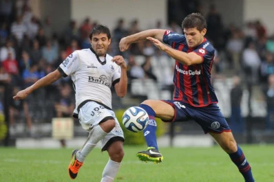 San Lorenzo ganó y comparte la cima