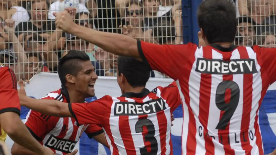 TIEMPO DE FESTEJOS. Estudiantes le ganó a Argentinos Juniors y llegó a la cima del Torneo Final . 