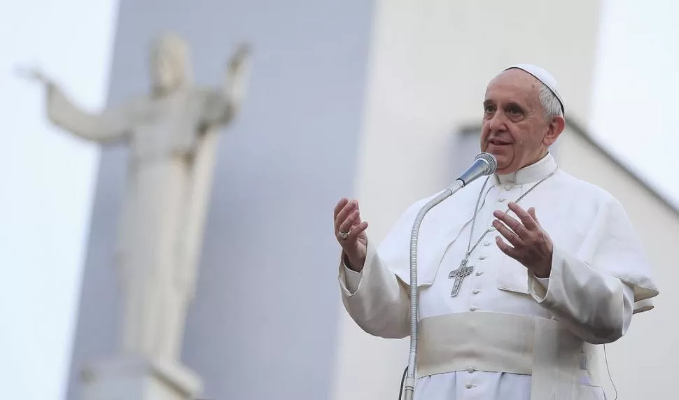 EL PAPA HUMILDE. Salió del Vaticano para visitar un barrio pobre. reuters 