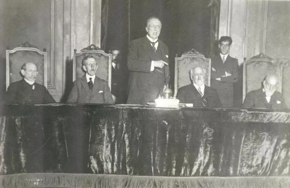 ELISEO CANTON. Parado, presidiendo la Academia Nacional de Medicina. Sentados, desde la izquierda, los doctores Luis Güemes, George Picot, Amadeo Doleris y Marcelino Herrera Vegas. la gaceta / archivo