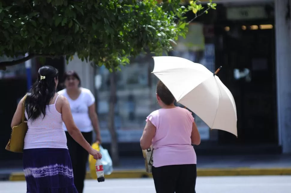 ENTRE EL SOL Y LA LLUVIA. Por lo menos hasta el miércoles habrá que salir con paraguas, pero desabrigados. la gaceta / foto de analia jaramillo (archivo)