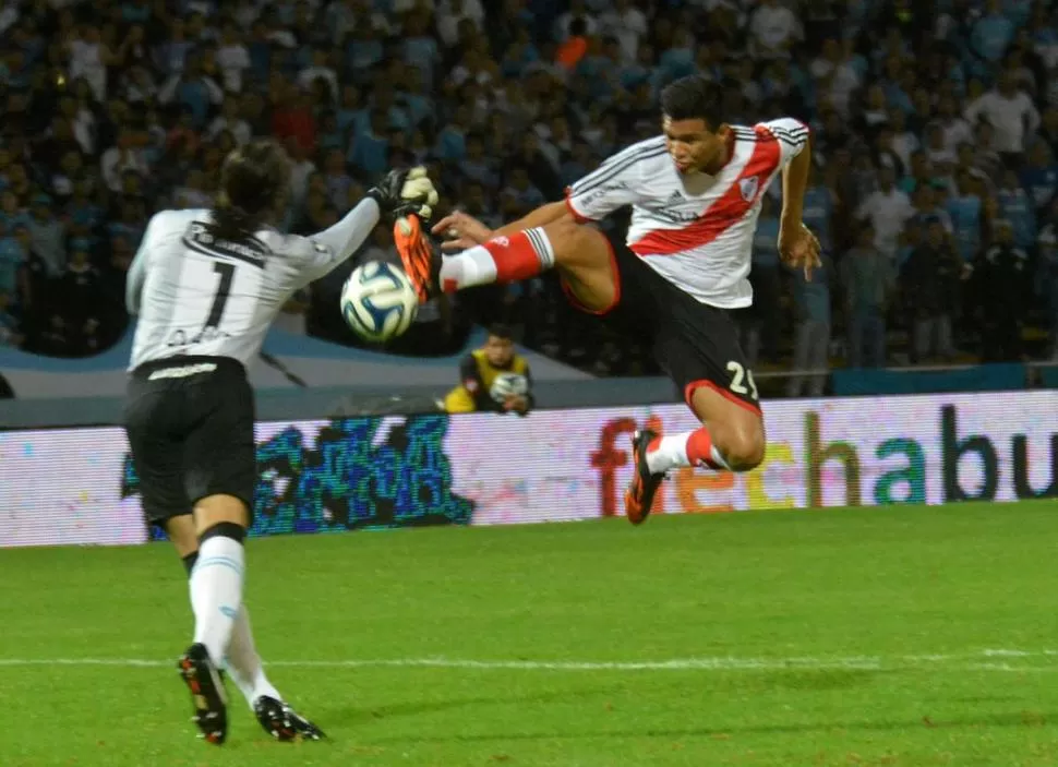 POLÉMICA. “Teo” levanta de más su pierna derecha en la jugada previa a su gol, el del 1-1. Olave salió mal, pero la jugada podría haber sido anulada, por riesgosa. 