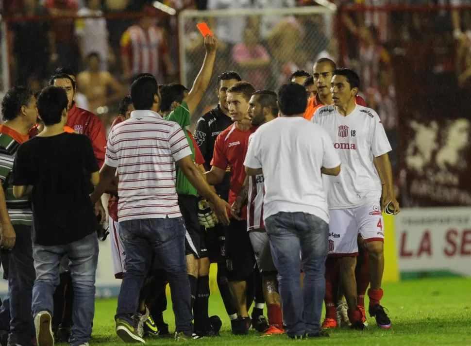 ¿QUÉ VISTE? Federico Guaymás Tornero le muestra la roja a Gustavo Ibáñez por una supuesta reacción. El juez tuvo un desempeño lamentable anoche en La Ciudadela. 