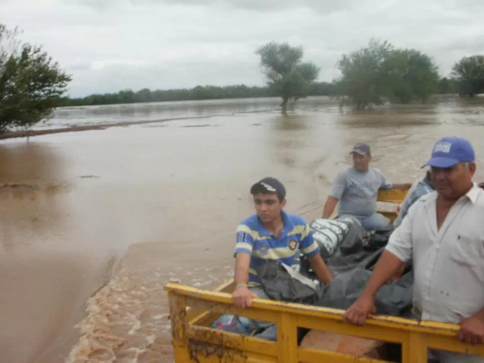 EL RÍO SE ADUEÑÓ DEL MONTE. Personal de la comuna de Taco Ralo intenta llegar en vehículos pesados a las localidades aisladas por la creciente. foto gentileza carlos ortiz