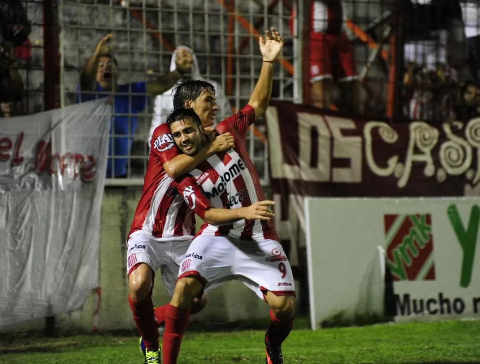 EL ABRAZO DE LA ALEGRÍA. Silba ya convirtió, tras un pase de Becica, y juntos festejan que el equipo dio vuelta el partido. 