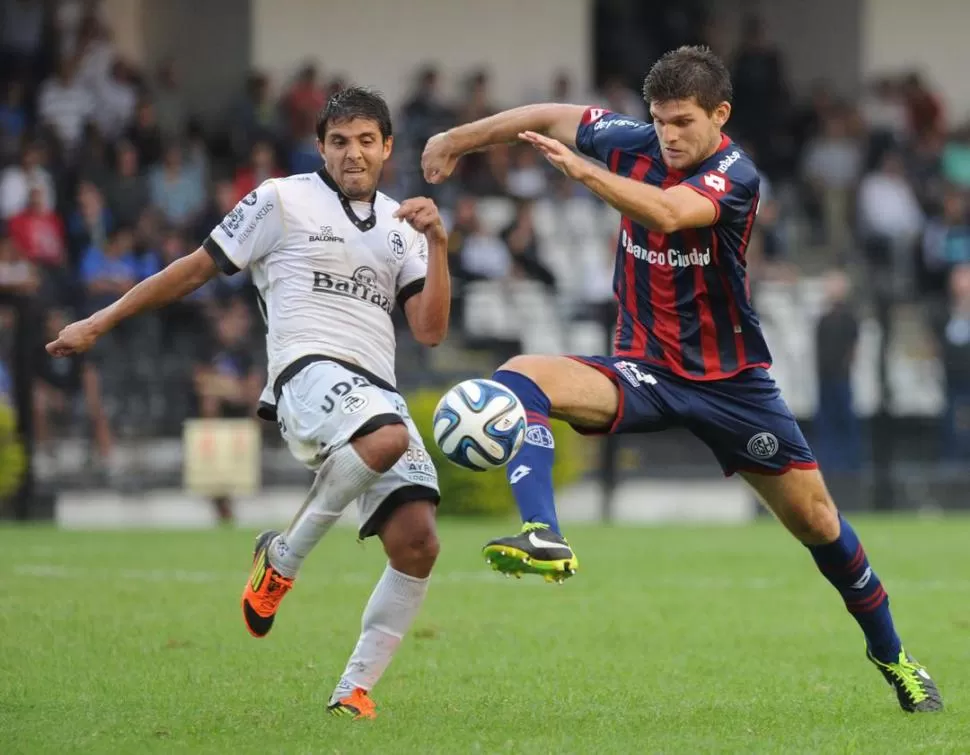 GOLEADORES. Javier Cámpora y Walter Kannemann en escena. El delantero marcó parta el “albo” y el defensor puso el 2-1. télam