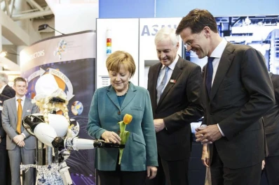 Merkel se rodeó de robots en una feria de Hannover