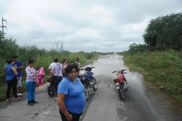 Eva salió de su casa el sábado, el agua devoró el camino y aún no pudo regresar