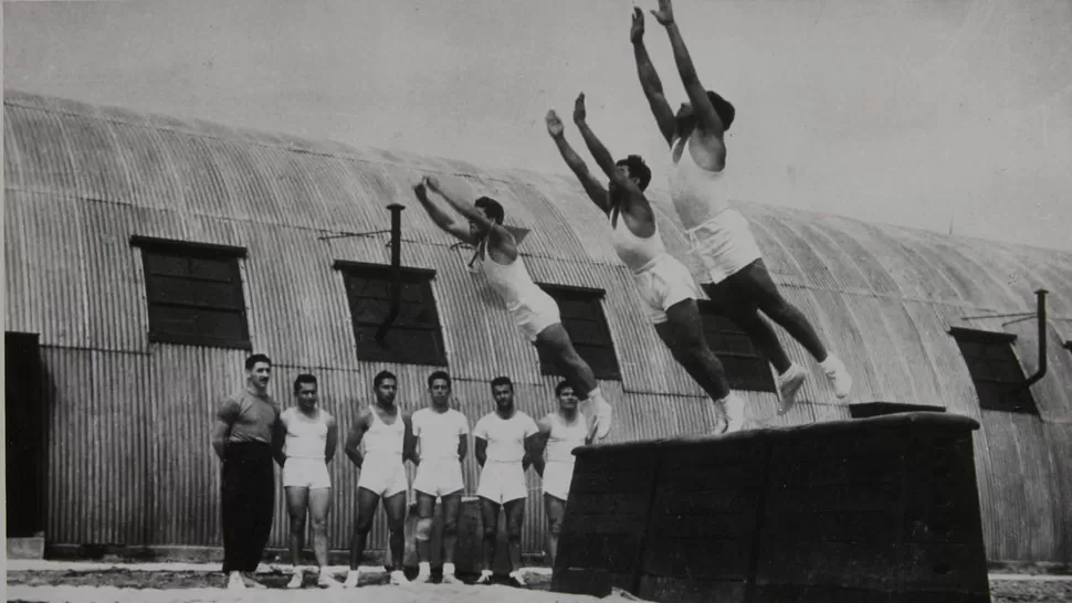 Estudiantes del antiguo departamento de Educación Física. 