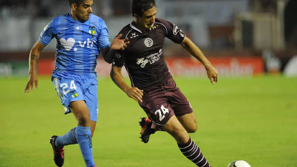 AFIANZADO. Izquierdoz es uno de los pilares de la defensa Granate, que aspira a pasar de ronda en el torneo continental. ARCHIVO TELAM