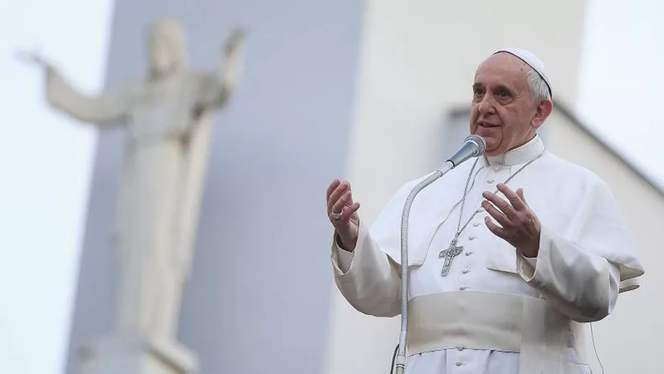 MENSAJE. El Pontífice habla a los fieles al final de una visita a San Gregorio Magno, en Roma. REUTERS