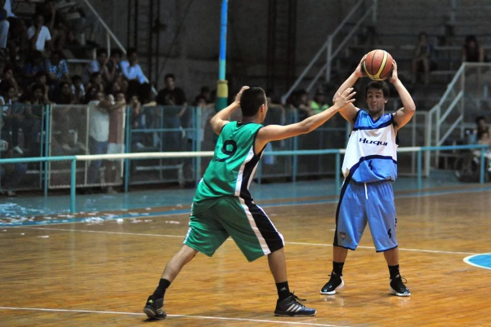 ARMADOR. Maximiliano Leguizamón, base de la “juve”. 