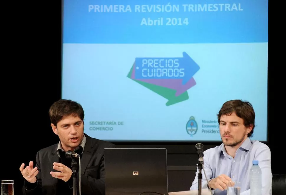 VENTAJA. “Algunos productos entran al acuerdo a un precio menor”, aseguró el ministro de Economía, Axel Kicillof. A su lado, Costa, de Comercio. dyn