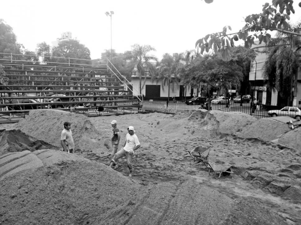 EN TIEMPO Y FORMA. Las tribunas y la arena comienzan a darle forma al miniestadio que estará listo en pocas horas y podrá albergar a casi 6.000 espectadores. 