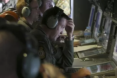 Detectan dos señales en el mar que serían de las cajas negras del avión de Malaysia Airlines