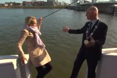 Reportera cae de un barco en plena entrevista