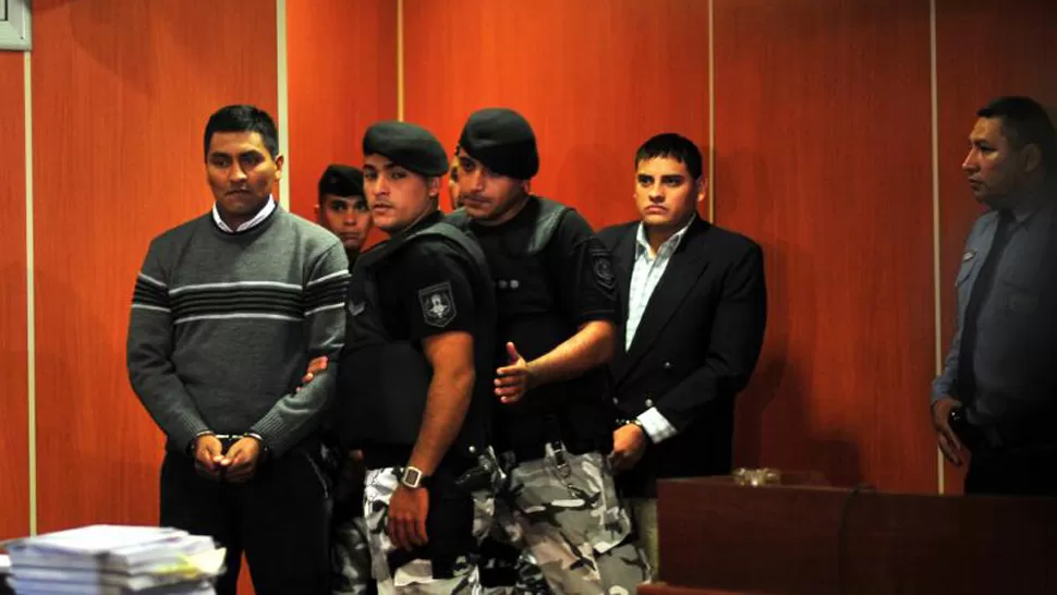 ACUSADOS. Vera y Vilte Laxi son ingresados a la sala del tribunal. LA GACETA / DIEGO ARÁOZ