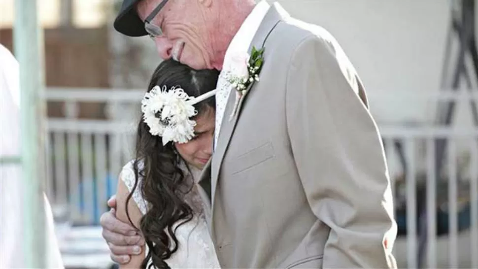 PADRE E HIJA. Una foto que quedará por siempre. IMAGEN TOMADA DE EXCELSIOR.COM.MX 