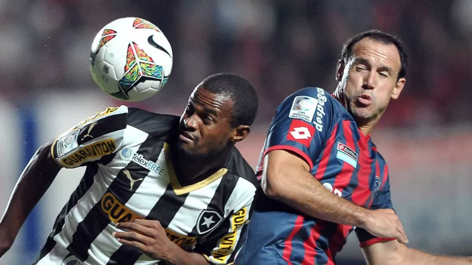 NECESITADO. San Lorenzo necesita ganar por una buena diferencia para asegurarse el pase a la fase siguiente de la Copa Libertadores. Al final del primer tiempo vence a Botafogo 1-0. TELAM