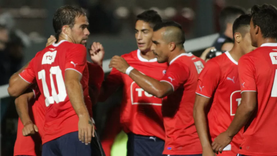 FESTEJO ROJO. Los jugadores de Independiente celebran el primer gol anotado por Federico Insúa, que abrió el camino a la goleada sobre Santamarina, en San Luis. TELAM