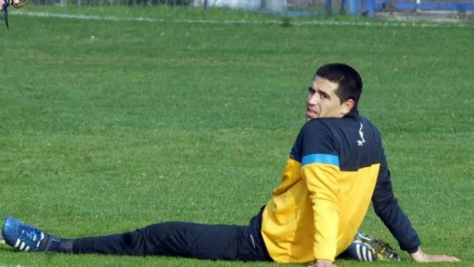 ENSAYO. Juan Román Riquelme hizo todo a la par del resto de los jugadores, pero no se quedó después para el fútbol reducido que realizó el plantel que dirige técnicamente Carlos Bianchi, a puertas cerradas para la prensa. TELAM