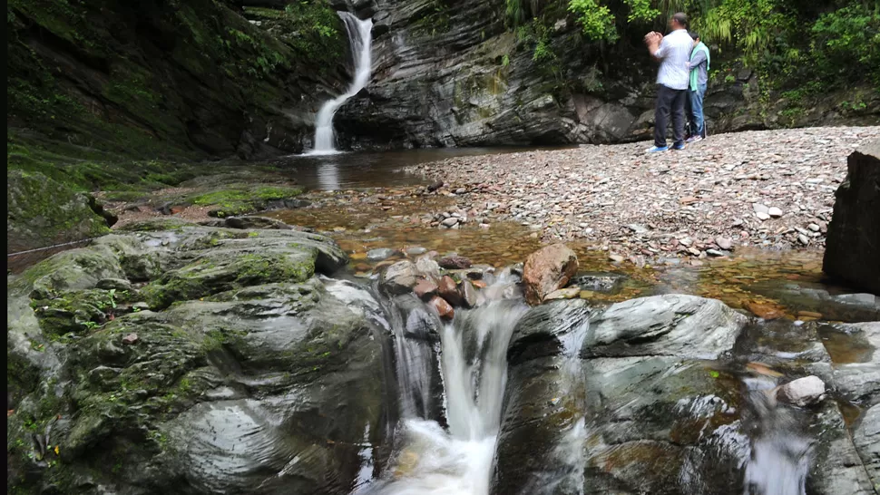 PARAÍSO. Al llegar a la cascada, sólo se escucha el ruido del agua y el canto de los pájaros. La naturaleza envuelve a los visitantes con su magia. la gaceta / fotos de franco vera 