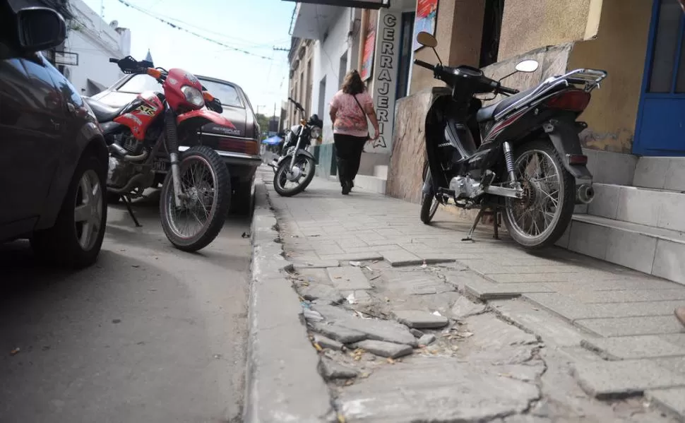 OBSTÁCULOS. Las motos ocupan las veredas y dificultan el tránsito. la gaceta / fotos de osvaldo ripoll 