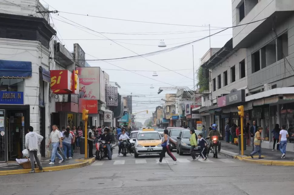 VEREDAS CHICAS, CALLES REPLETAS. Es complicado salir de compras por San Martín al 1.200 y al 1.300, donde están la mayoría de los comercios. la gaceta / fotos de osvaldo ripoll  