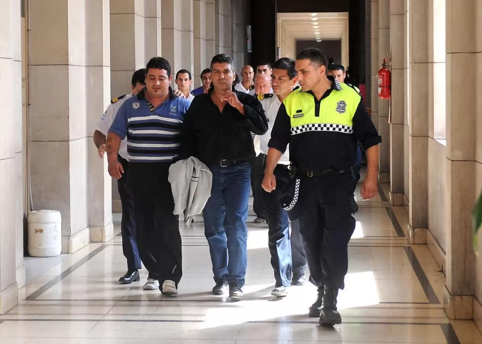 A LA CARCEL. Gonzalo Gómez (remera rayada) y Pascual Andrada (con el crucifijo en una mano) encabezan la caminata que terminará en Villa Urquiza. la gaceta / fotos de farnco vera - jorge olmos sgrosso