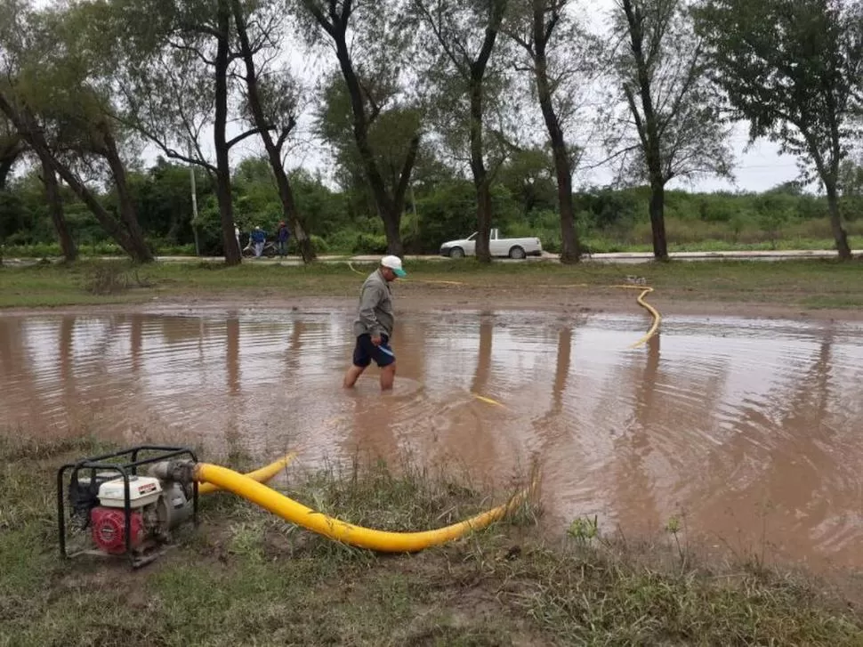 INSTANTÁNEAS. Diego trabaja en desagotar la pista de Graneros para la prueba de karting del domingo (izquierda). Mohamed sufrió por la lluvia en la pista (arriba) y en los viajes de ida y de vuelta. 