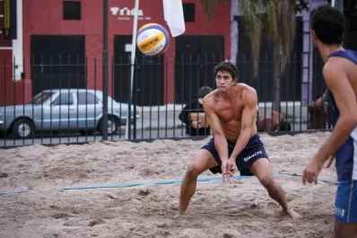 La selección argentina probó las canchas de beach voley y las aprobó