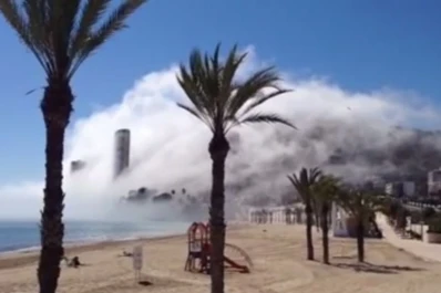 Un tsunami de nubes arrasó una ciudad costera