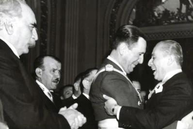 1947: La UNT otorgó el título de Doctor Honoris Causa al General Perón y al Dr. González Videla